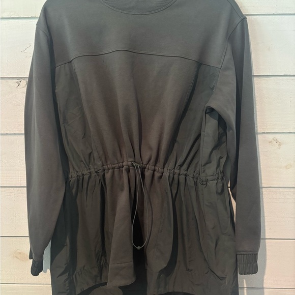 ATHLETA Triumph Hybrid
Crewneck Sweatshirt - Size Medium
Great condition! - Picture 7 of 14